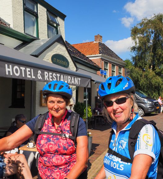 Janny (68) en Klaasje (71) geven leeftijdgenoten op e-bikes het nakijken