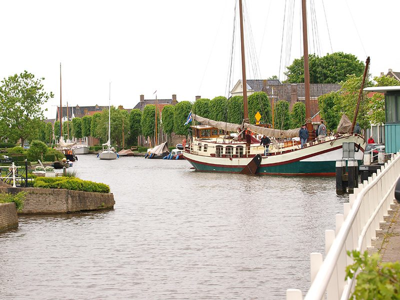 Varen met De Hoop of de Stella Frisia is een ontmoeting met de Friese natuur, want de schepen kunnen door hun geringe diepgang ook Nationale Parken als het Lauwersmeer en De Alde Feanen en alle Friese Elfsteden aandoen.