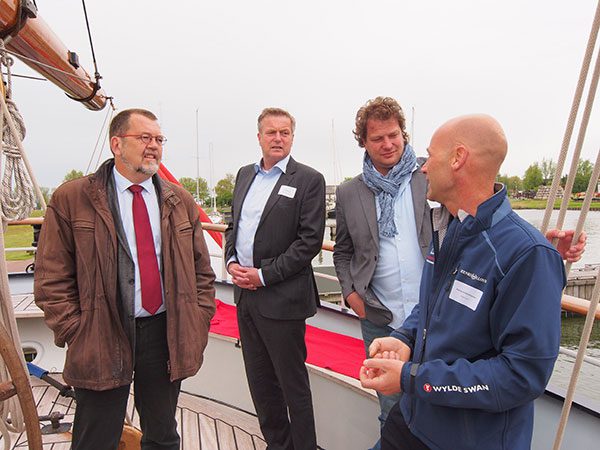 Gezagvoerder Moritz Kuhlenbaumer van rederij Swan fan Makkum vertelt over het leven en het leren aan boord van de Wylde Swan. Geheel links gedeputeerde Hans Konst.