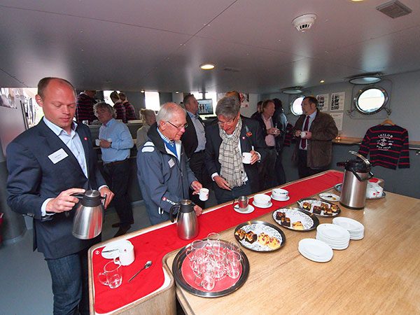 Lunch op de tweemaster Wylde Swan. Ondernemers en overheid konden tijdens de lunch met elkaar van gedachten wisselen over de afstemming tussen arbeidsmarkt en onderwijs. De lunch bood genodigden de gelegenheid om ervaringen met de verschillende initiatieven, die ondernomen worden om leerlingen al in een vroeg stadium te interesseren voor technische beroepen, uit te wisselen.