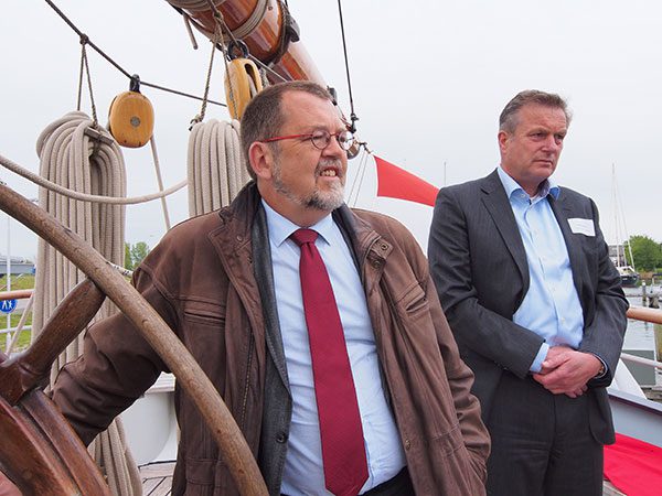 Huisarts en PvdA-man Hans Konst, gedeputeerde van de provincie Fryslân, ziet “schoolreisjes” met de Wylde Swan wel zitten. Konst’s portefeuille: ruimtelijke ordening, wonen en kwaliteit woonomgeving, krimp, economie, duurzame energie, watertechnologie, Samenwerkingsverband Noord Nederland, gebiedsgedeputeerde Noordwest Fryslân en samenwerkingsagenda Leeuwarden.