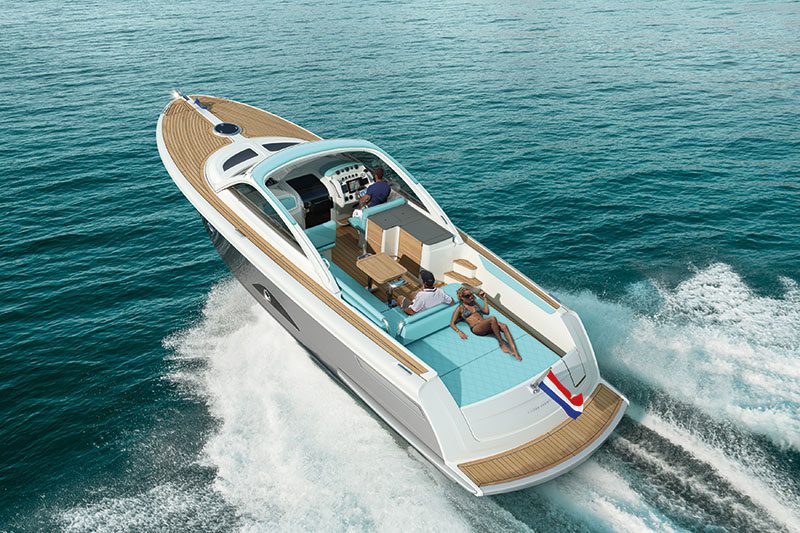  De Keizer 42 is een geïnspireerd op de klassieke runabout, maar dan voorzien van een moderne aandrijflijn achterin het schip. Als koper heb je de keuze voor tweemaal een Volvo Penta D4 (2x 300 pk) of tweemaal een D6 (2x 400 pk) alsook een Mercury benzinemotor met 2 x 320 pk. Afhankelijk van de gekozen motorisering zal de Keizer 42 een topsnelheid kunnen behalen van 40 knopen (75 km/h). Het door Vripack in Sneek getekende jacht meet 13,42 meter in de lengte en is 3,99 meter breed. Van die afmetingen is optimaal gebruik gemaakt voor praktische leefruimte. De enorme kuip met volledig vlakke vloer biedt veel zitruimte, een gigantisch ligbed en een volledig uitgeruste (buiten)keuken. De cabriokap, die het schip ook geschikt maakt voor minder mooie weersomstandigheden, wordt opgeborgen bovenop de voorruit. Wie benedendeks afdaalt krijgt het gevoel een hotelsuite binnen te lopen. De master bedroom is voorzien van twee stijlvolle banken en een kingsize bed. De volledig uitgeruste badkamer kent het woord concessies niet. Net als in de masterbedroom is ook hier de stahoogte tot 1,90 m. Achterin het schip is een gastenhut met twee bedden en voldoende kastruimte. Keizer Yachts zal de Keizer 42 tijdens Boot Düsseldorf (hal 5, stand E21) officieel aan de pers en het publiek presenteren. De eerste exemplaren zijn inmiddels verkocht en worden nog voor het einde van het jaar aan haar klanten afgeleverd.