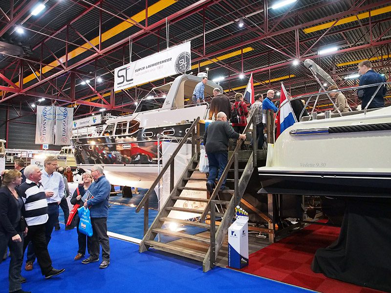 Super Lauwersmeer presenteert haar Discovery op Boot Holland aan de lange steiger tegenover concurrent Vedette.