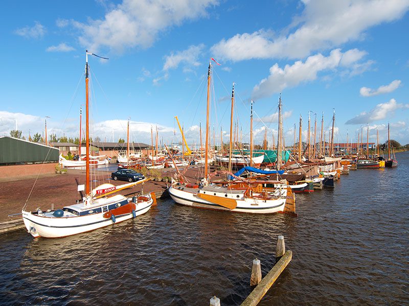 Van meerdere kanten bekeken: de grote haven van Heech by de Mar, een meeting point van de mooiste klassieke plezierjachten van Nederland. 