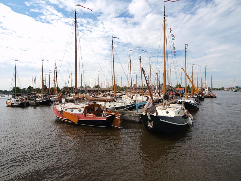 Van meerdere kanten bekeken: de grote haven van Heech by de Mar, een meeting point van de mooiste klassieke plezierjachten van Nederland. 