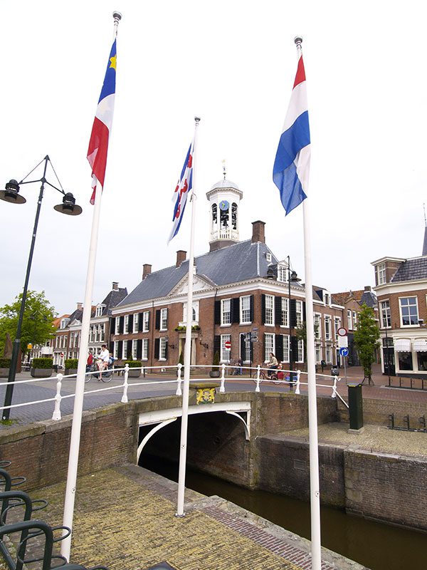 Het tussen 1607 en 1610 gebouwde stadhuis van Dokkum. De meest noordelijke Elfstedenstad lag ooit aan zee (Lauwerszee) en was de haven van de Friese marine. Alles over de rijke geschiedenis van Dokkum: www.museumdokkum.nl