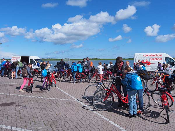 Nynke Soepboer levert haar huurfietsen op elke gewenste locatie af, onder andere op de veerdam: van de boot op de fiets. 