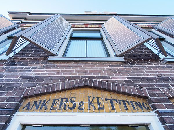 De voormalige maker en leverancier van scheepsbenodigdheden, onder andere voor de Lemster vissersvloot, Van der Neut aan de Polderdijk in Lemmer, is nu een 12 kamers tellend familiehotel vol historie.