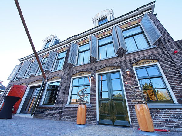 De voormalige maker en leverancier van scheepsbenodigdheden, onder andere voor de Lemster vissersvloot, Van der Neut aan de Polderdijk in Lemmer, is nu een 12 kamers tellend familiehotel vol historie.
