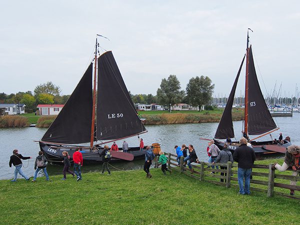 De LE 50 werd als eerste naar het IJsselmeer getrokken door de Lemster Jan Visser. In de achtervolging een vissersschip uit de voormalige Zuiderzeevloot van Stavoren.