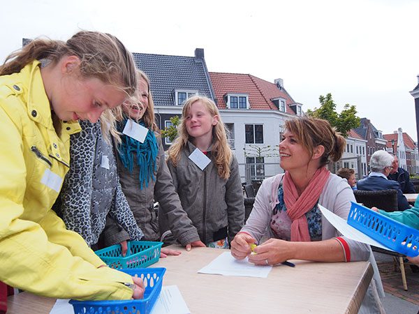 Gedeputeerde Jannewietske de Vries vraagt advies aan jeugdige deskundigen over wadlopen vanaf Paesens Moddergat.
