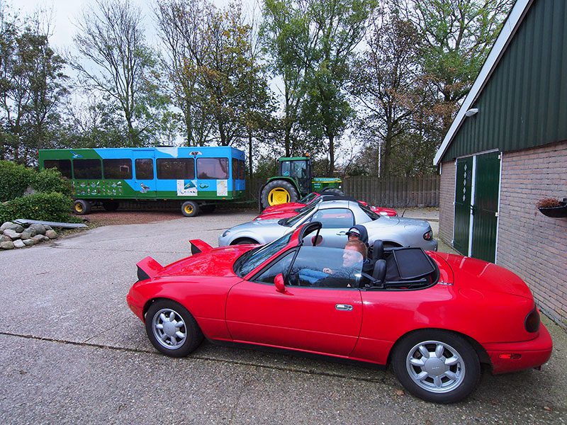 Het hele erf van waddenboerderij Seedykstertoer stond zondag 26 oktober 2014 vol met Mazda cabrio’s van het type MX5. 