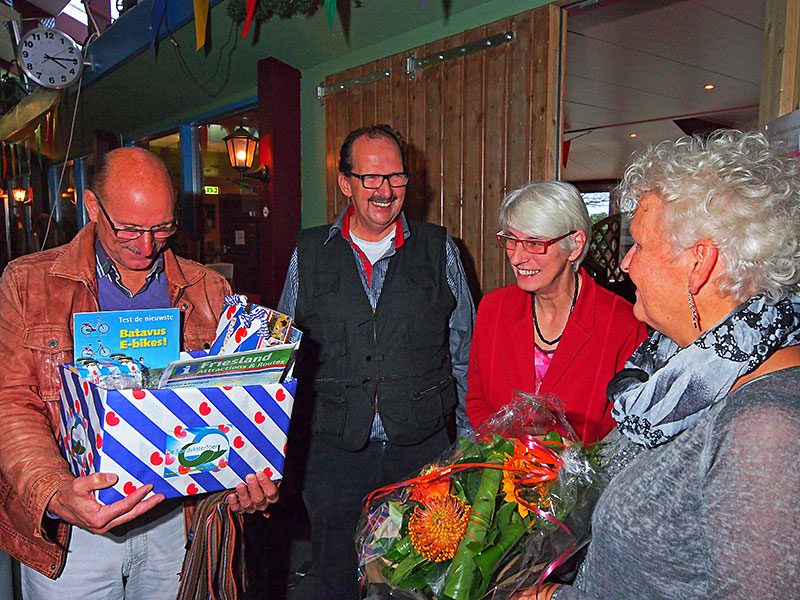 Gerben Visbeek (tweede van links) verrast 15.000ste bezoeker Tallo Oldenburger met Friese streekproducten. Geheel rechts mevrouw Alie Oldenburger, naast haar mevrouw Aukje Visbeek.