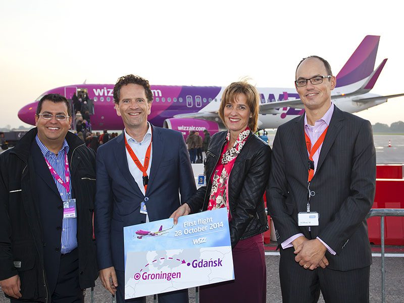 Voor het vliegtuig van Wizz Air v.l.n.r. Daniel de Carvalho (Corporate Communications Wizz Air), Marco van de Kreeke (Directeur Groningen Airport Eelde), Monique Clarisse (Marketing & Sales Manager Groningen Airport Eelde) en Jonas van dorp (Business Development Manager Groningen Airport Eelde).