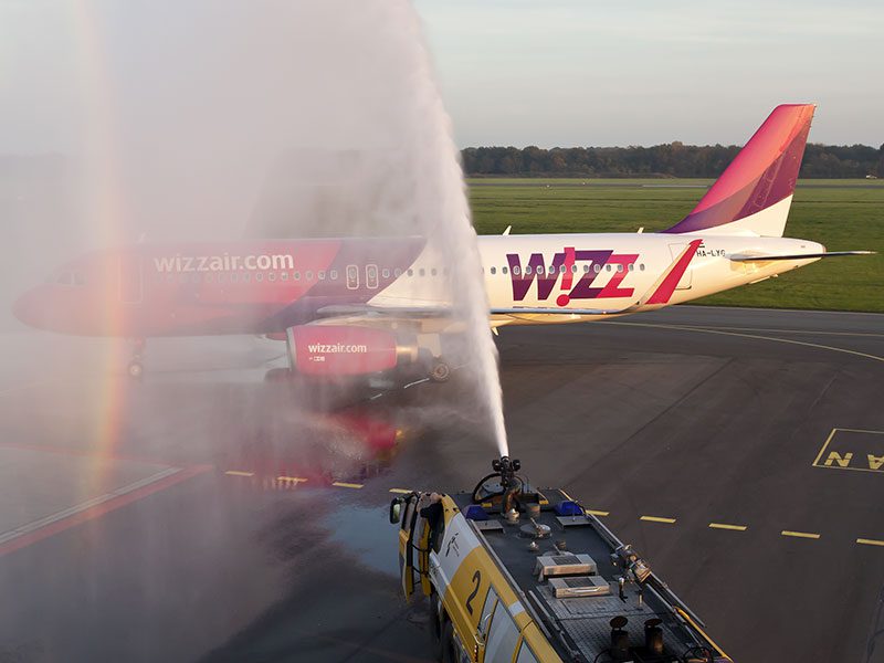 Ereboog op Groningen Airport Eelde voor Wizz Air.