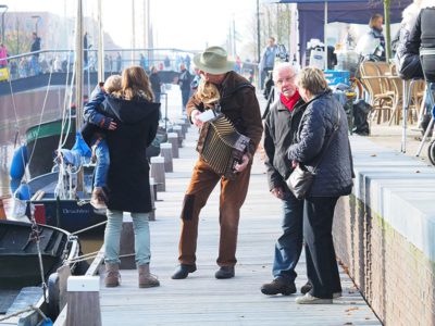 “Lok weekendshoppers en cultuurtoeristen met duidelijke thema’s naar Friese winkelcentra”