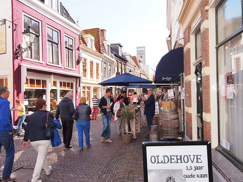 De gezellige en rijk gevarieerde Leeuwarder Kleine Kerkstraat wordt door het bureau voor toerisme Friesland Holland vanwege Leeuwarden 2018 verbonden met de Noord-Friese winkeltjesroute tussen Toeristisch Overstap Punt (TOP) Burdaard en Blije.