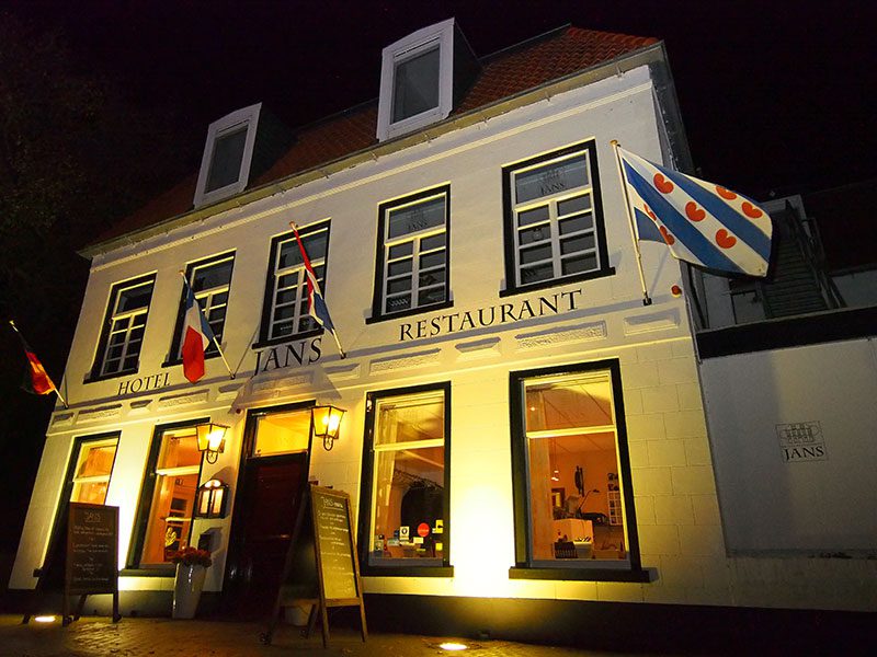 Hotel-restaurant Jans is een sfeervolle historische herberg op de bosrijke hoogte Gaasterland aan het IJsselmeer. 