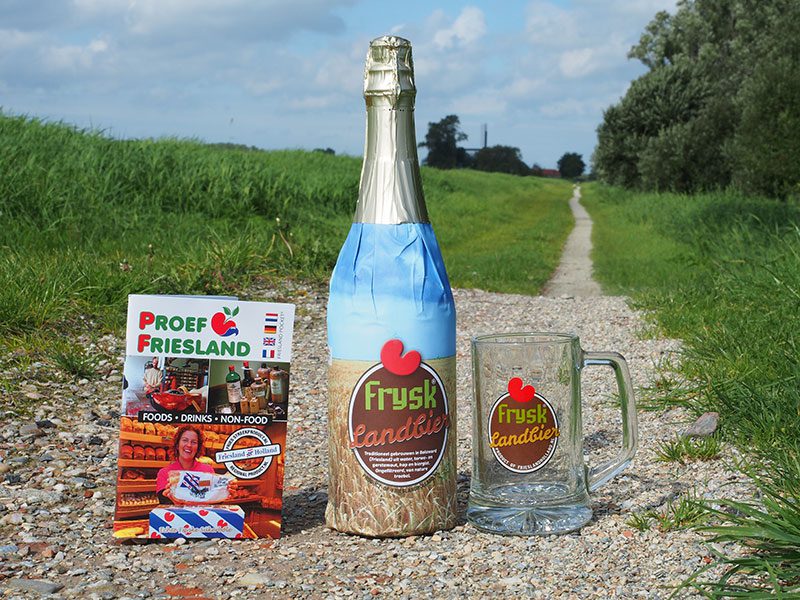 Zeer exclusief: Frysk Landbier met bijpassende glazen pul en een minipocket Proef Friesland met alle leveranciers van Friese streekproducten.