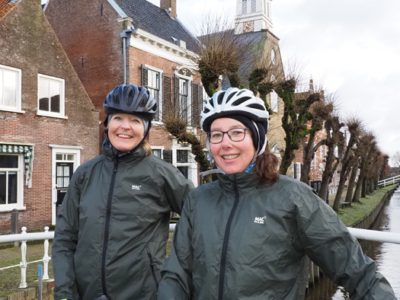 Martine Bartels-Coebergh en Angelique Harbers volbrengen als eersten in 2022 de Elfstedentocht op de fiets