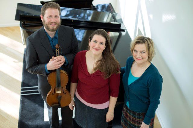 Het Damast Trio: de Amerikaanse sopraan Katharine Dain, de Canadese Emlyn Stam op altviool, en de Nederlandse pianiste Reinild Mees.