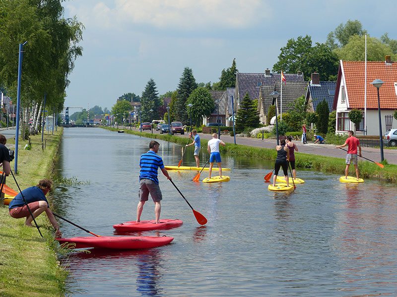 Stand Up Paddling op de Turfroute in Appelscha (www.goudenfriesewouden.nl).