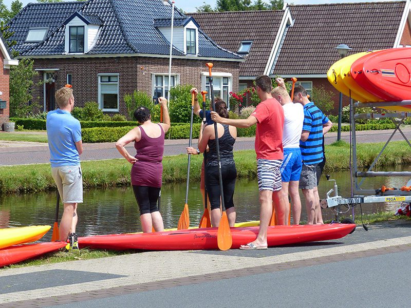 Stand Up Paddling op de Turfroute in Appelscha (www.goudenfriesewouden.nl).