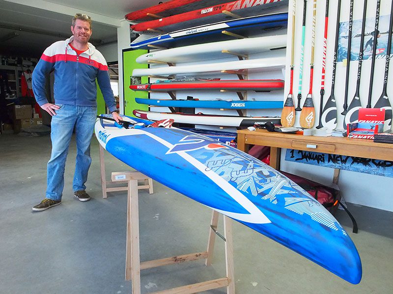 Frank en dé plank: een carbon hard raceboard van MistralVortex 14’. € 3.000 kost ie. Op deze plank werd in 2015 de SUP Elfstedentocht gewonnen.