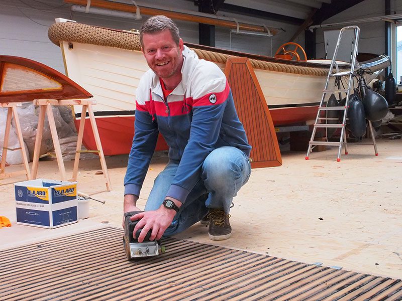 Frank Hettinga, fanatieke wedstrijdsupper, supsportpromotor en teakdekkenlegger op vorstelijke boten: “De populariteit van Stand Up Paddling is vanuit Amerika overgeslagen naar Europa, naar Friesland. Het is een vorm van golfsurfen, waarbij de supper zich peddelend voortbeweegt via een SUP-board. Het is een sport die door iedereen overal in waterrijk Friesland beoefend kan worden. Suppen is een uitkomst voor surfers als er geen wind staat en extra lastig als die wel duidelijk aanwezig is. Je kunt zowel op vlak water als op zee in de golven suppen. Je gebruikt de golven dan om je voort te bewegen op het water en rijdt als het ware op de golf mee. Op vlak water kun je hele mooie toertochten maken of flatwaterracen. Voor elke discipline van het suppen heb je verschillende materialen nodig. Er zijn diverse types supboards, peddels en accessoires voor verschillende omstandigheden. De keuze van een supboard lijkt op het eerste gezicht makkelijk, maar de keuze op de markt is groot en is het belangrijk dat je goed geïnformeerd wordt door iemand de sport zelf al jaren heeft beoefend.”