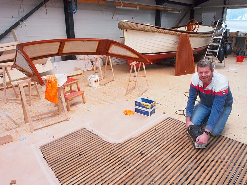 Frank Hettinga, fanatieke wedstrijdsupper, supsportpromotor en teakdekkenlegger op vorstelijke boten: “De populariteit van Stand Up Paddling is vanuit Amerika overgeslagen naar Europa, naar Friesland. Het is een vorm van golfsurfen, waarbij de supper zich peddelend voortbeweegt via een SUP-board. Het is een sport die door iedereen overal in waterrijk Friesland beoefend kan worden. Suppen is een uitkomst voor surfers als er geen wind staat en extra lastig als die wel duidelijk aanwezig is. Je kunt zowel op vlak water als op zee in de golven suppen. Je gebruikt de golven dan om je voort te bewegen op het water en rijdt als het ware op de golf mee. Op vlak water kun je hele mooie toertochten maken of flatwaterracen. Voor elke discipline van het suppen heb je verschillende materialen nodig. Er zijn diverse types supboards, peddels en accessoires voor verschillende omstandigheden. De keuze van een supboard lijkt op het eerste gezicht makkelijk, maar de keuze op de markt is groot en is het belangrijk dat je goed geïnformeerd wordt door iemand de sport zelf al jaren heeft beoefend.”