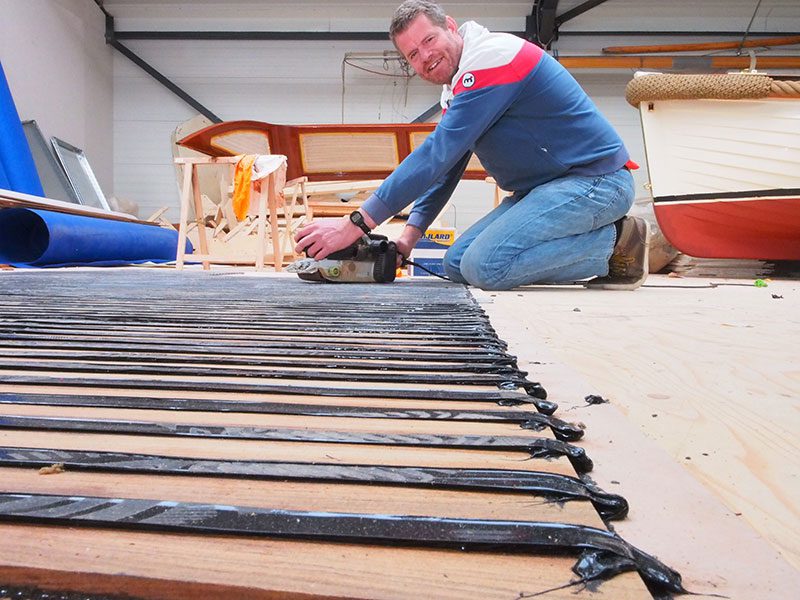 Frank Hettinga, fanatieke wedstrijdsupper, supsportpromotor en teakdekkenlegger op vorstelijke boten: “De populariteit van Stand Up Paddling is vanuit Amerika overgeslagen naar Europa, naar Friesland. Het is een vorm van golfsurfen, waarbij de supper zich peddelend voortbeweegt via een SUP-board. Het is een sport die door iedereen overal in waterrijk Friesland beoefend kan worden. Suppen is een uitkomst voor surfers als er geen wind staat en extra lastig als die wel duidelijk aanwezig is. Je kunt zowel op vlak water als op zee in de golven suppen. Je gebruikt de golven dan om je voort te bewegen op het water en rijdt als het ware op de golf mee. Op vlak water kun je hele mooie toertochten maken of flatwaterracen. Voor elke discipline van het suppen heb je verschillende materialen nodig. Er zijn diverse types supboards, peddels en accessoires voor verschillende omstandigheden. De keuze van een supboard lijkt op het eerste gezicht makkelijk, maar de keuze op de markt is groot en is het belangrijk dat je goed geïnformeerd wordt door iemand de sport zelf al jaren heeft beoefend.”