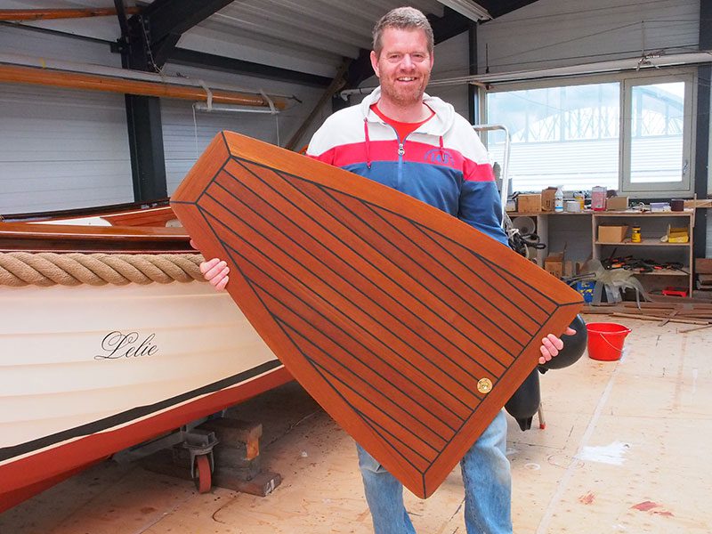 Frank Hettinga, fanatieke wedstrijdsupper, supsportpromotor en teakdekkenlegger op vorstelijke boten: “De populariteit van Stand Up Paddling is vanuit Amerika overgeslagen naar Europa, naar Friesland. Het is een vorm van golfsurfen, waarbij de supper zich peddelend voortbeweegt via een SUP-board. Het is een sport die door iedereen overal in waterrijk Friesland beoefend kan worden. Suppen is een uitkomst voor surfers als er geen wind staat en extra lastig als die wel duidelijk aanwezig is. Je kunt zowel op vlak water als op zee in de golven suppen. Je gebruikt de golven dan om je voort te bewegen op het water en rijdt als het ware op de golf mee. Op vlak water kun je hele mooie toertochten maken of flatwaterracen. Voor elke discipline van het suppen heb je verschillende materialen nodig. Er zijn diverse types supboards, peddels en accessoires voor verschillende omstandigheden. De keuze van een supboard lijkt op het eerste gezicht makkelijk, maar de keuze op de markt is groot en is het belangrijk dat je goed geïnformeerd wordt door iemand de sport zelf al jaren heeft beoefend.”