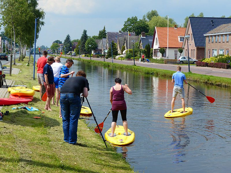 Stand Up Paddling op de Turfroute in Appelscha (www.goudenfriesewouden.nl).