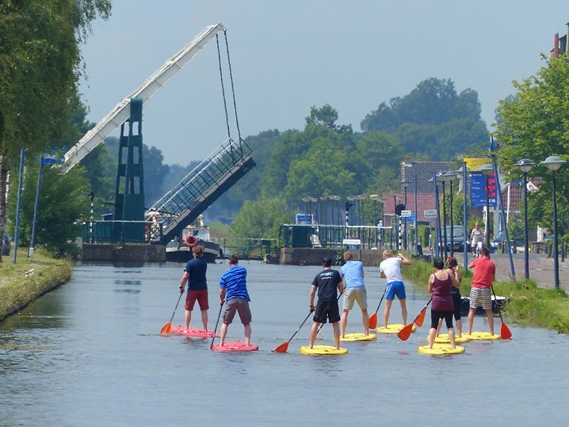 Stand Up Paddling op de Turfroute in Appelscha (www.goudenfriesewouden.nl).