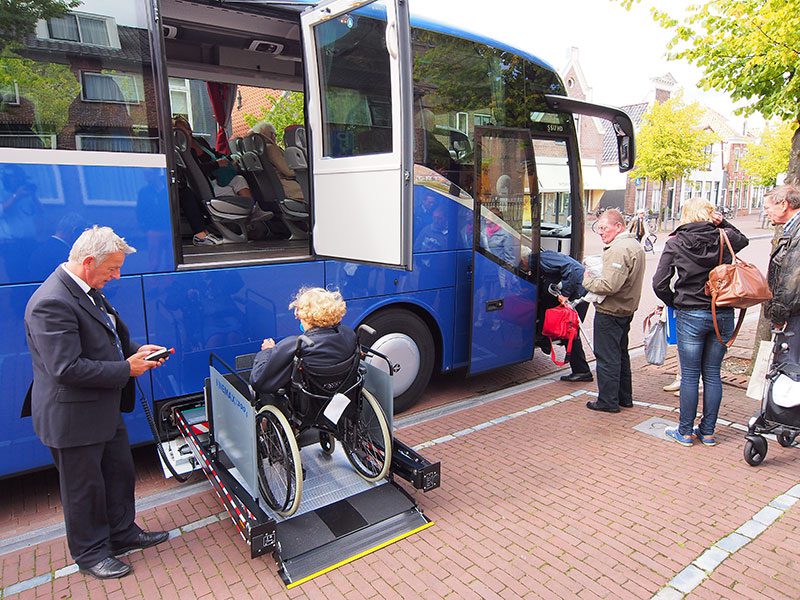 Friesland Holland wil de hegemonie van randstedelijke busondernemingen doorbreken met de inzet van Friese busbedrijven als ITS in Bolsward die over een grote touringcar beschikt waarin plaats is voor 40 passagiers en nog eens 10 rolstoelers.