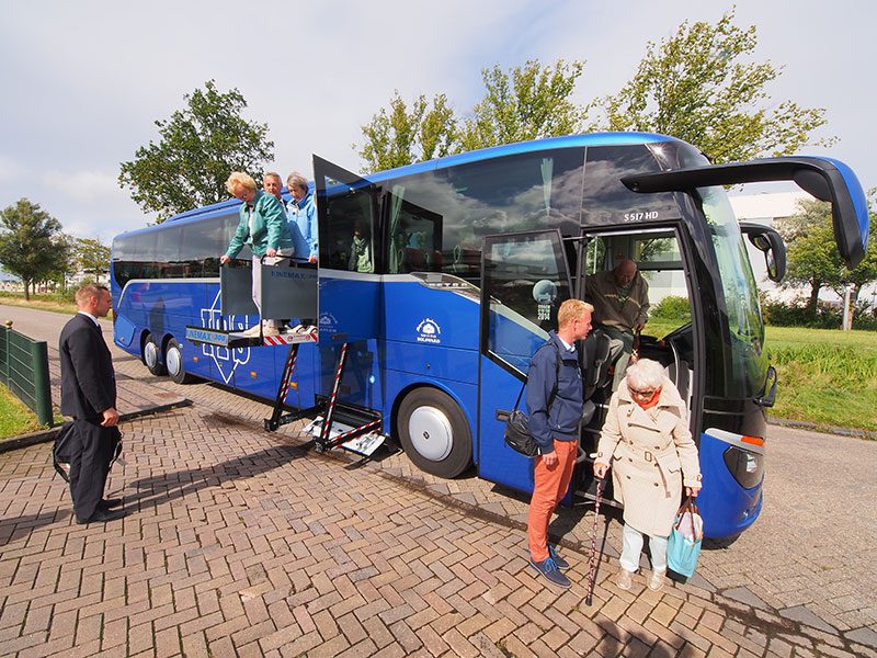 Friesland Holland wil de hegemonie van randstedelijke busondernemingen doorbreken met de inzet van Friese busbedrijven als ITS in Bolsward die over een grote touringcar beschikt waarin plaats is voor 40 passagiers en nog eens 10 rolstoelers.