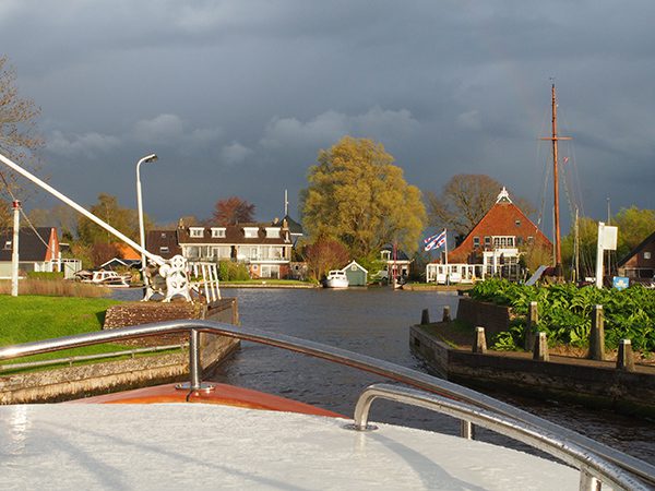 Sluis en land in zicht: Goingarijp.