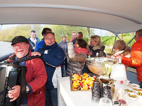 De Sloep Fan Fryslân, eens een reddingsvaartuig, nu een polonaiseboot.