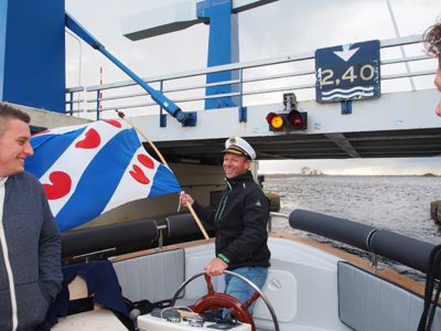 Met Bauke Jonkman’s dikke-pret-sloep door lage bruggen, smalle sluizen en vette blubber