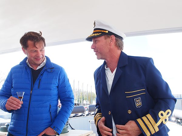 En Schettino, maatje te groot? Dat lijkt watersportkledingspecialist en bungalowverhuurder Jan Jan Brouwer uit Grou tegen Bouke Jonkman te zeggen.