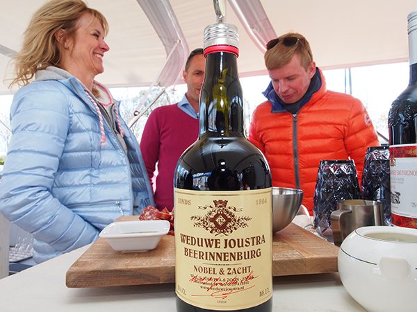 Lekker ding. In Friesland vaart geen boot zonder een (alcohol)rijke weduwe aan boord. Beerinnenburg luidt de naam van de zoete variant van de Friese Jägermeister. 