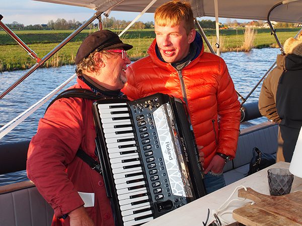 Een gast vraagt een verzoeknummer aan bij muzikant Jan Veeneman uit Lemmer: ‘Waarheen, waarvoor’ van Mieke Telkamp. Of zoiets.