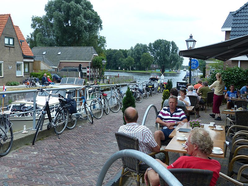 In veel dorpjes en stadjes in de natuurgebieden Weerribben, Wieden en Rottige Meente vind je restaurants met een terras aan het water.