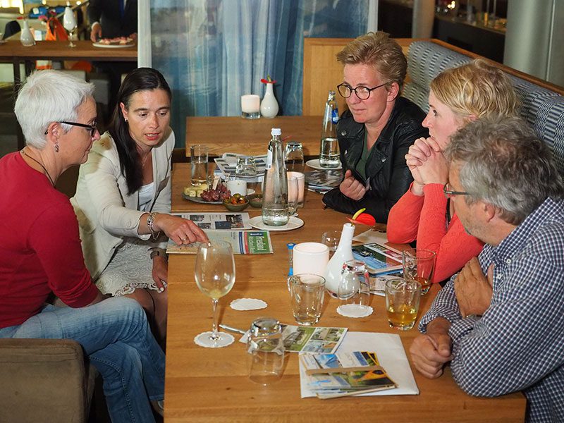 Onderstaande foto’s van Friesland Holland Nieuwsdienst geven een impressie van de touroperatoravond in het Leeuwarder WTC expohotel.