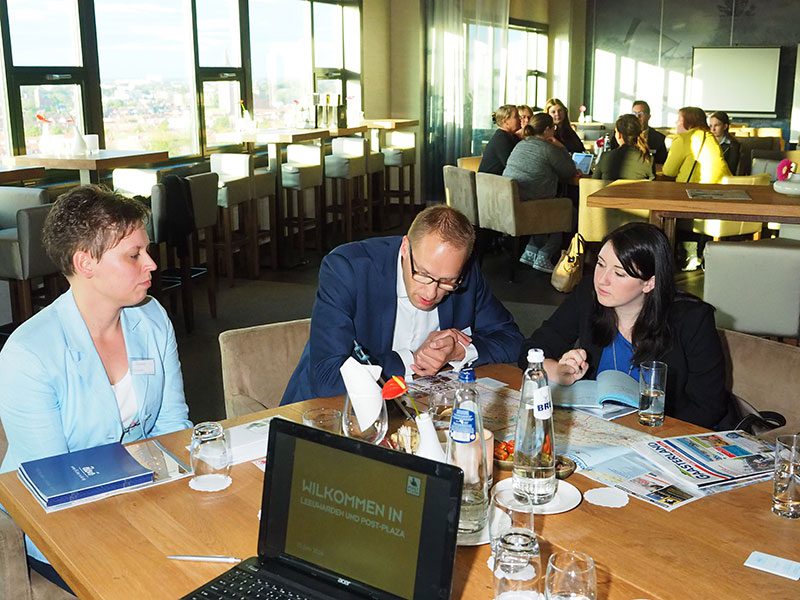 Ben Helle (midden), manager van WestCord’s WTC Expohotel in Leeuwarden, doet zijn verhaal aan een reisbemiddelaarster uit de buurt van Nürnberg (rechts). Links Ingeborg van den Berg van het Leeuwarder Eurohotel.