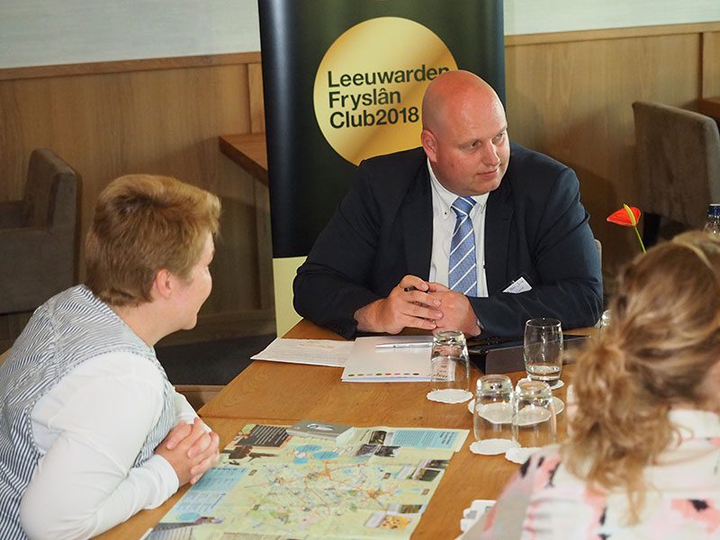 Hotelmanager Danny Kurver van Hajé Hotel Joure luistert naar één van de vijf eigenaren van een accommodatie in Friesland die bij hem aan tafel zitten.