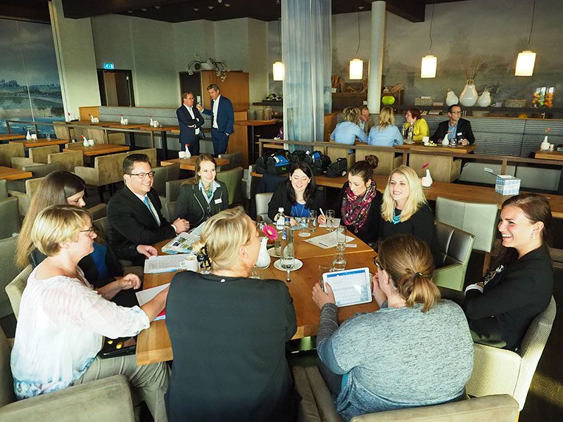 Een dertigtal accommodatieaanbieders waren afgekomen op de touroperatoravond, 15 juni 2016 in het WTC Expohotel. Er waren maar vijf reisorganisatoren, waarvan de meesten maar één reis per jaar organiseren, of alleen maar adviseren of alleen individuele reizen organiseerden. Hoe dan ook, ze waren aangenaam verrast over de veelzijdigheid van onbekend Friesland en dat is positief.