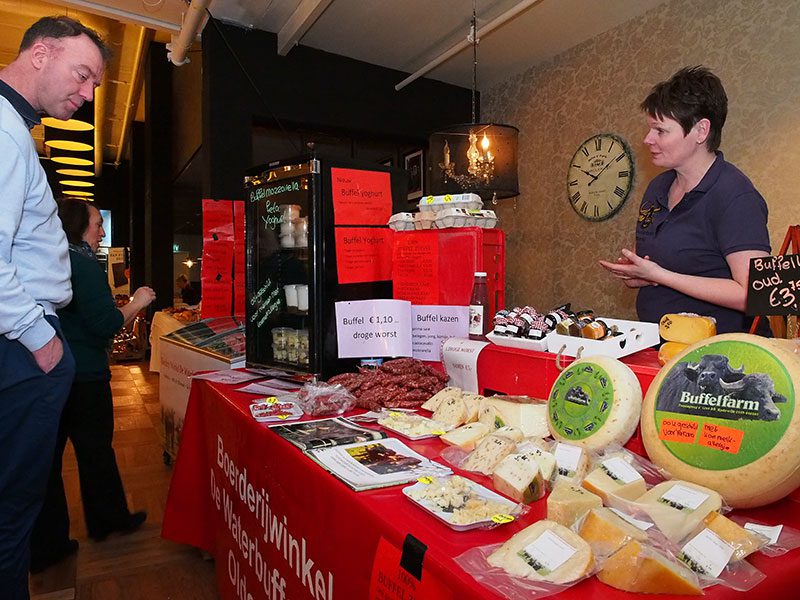 Carina Zeestraten van de Waterbuffelfarm uit Oldemarkt (Nationaal Park Weerribben-Wieden-Rottige Meente) had ook niet te klagen over belangstelling. Info: https://www.friesnieuws.nl/4775 