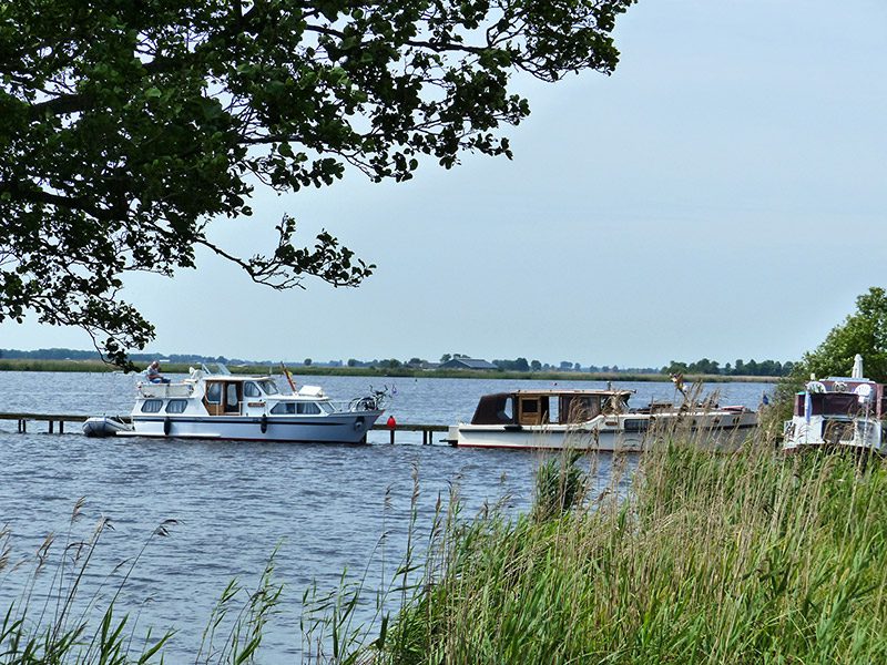 In Fryslân vindt men midden in de natuur, zoals in de Lindevallei, en op andere bijzondere locaties, meer dan 3.500 Marrekrite-aanlegplaatsen. Hier mag maximaal drie dagen gratis gebivakkeerd worden. 