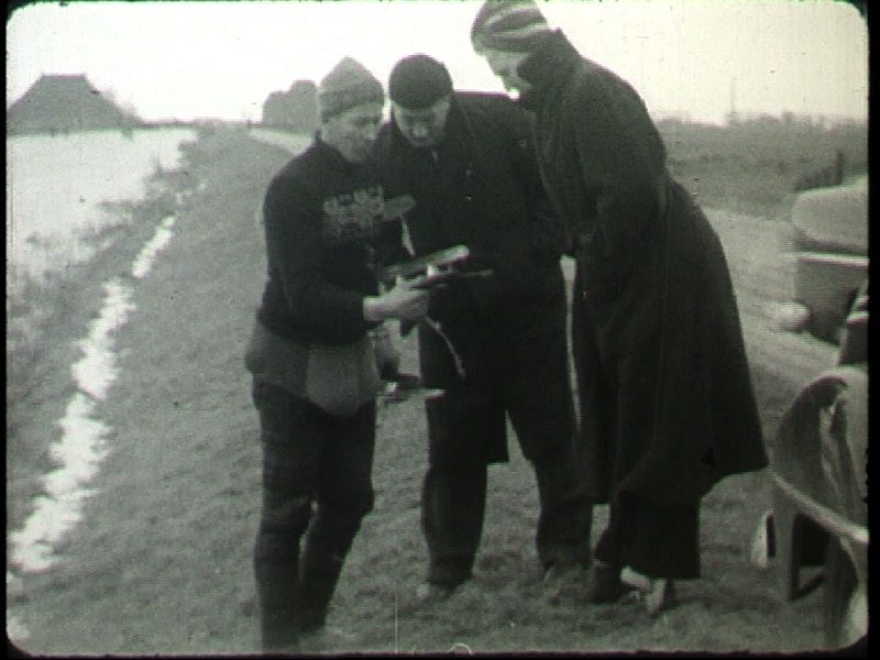 Inspectie van schaatsen tijdens de Elfstedentocht van 1954.